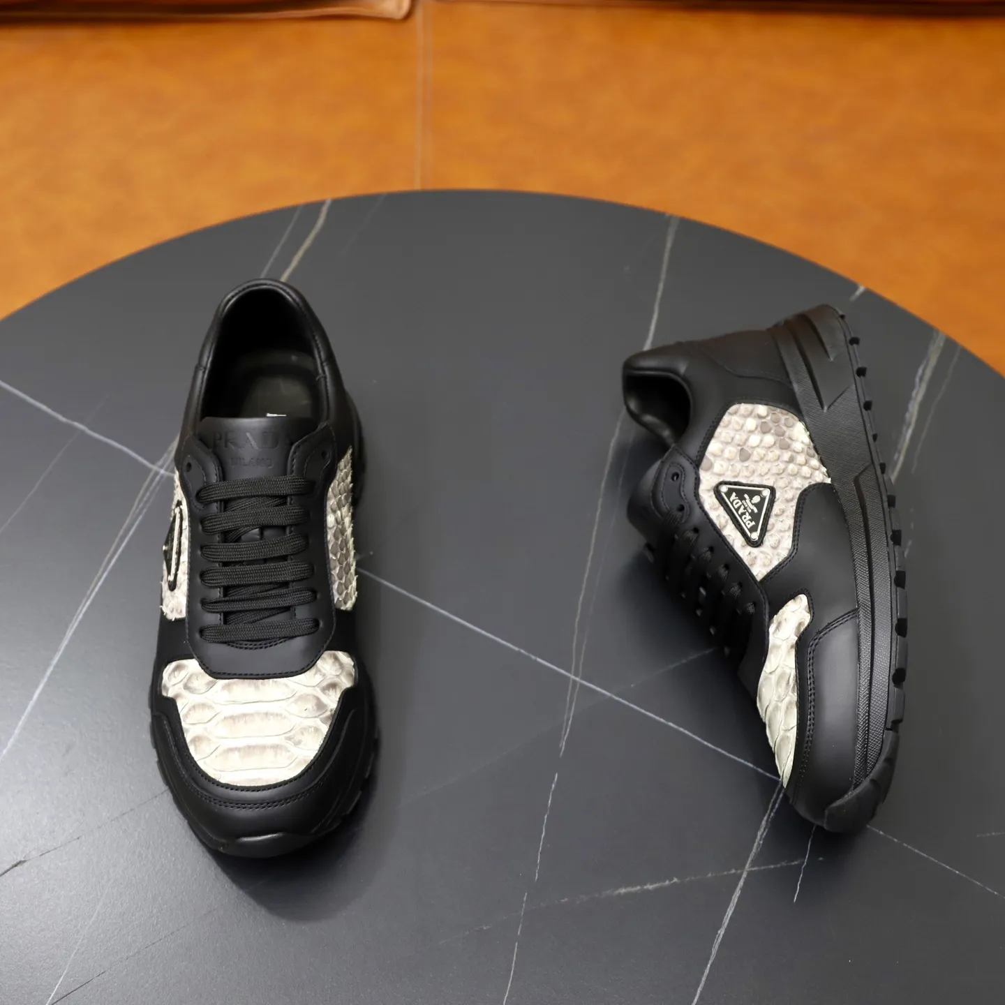 Factory price: 600💰Cow leather lining Brand: PRADA (Prada) Standard code: Men's size 38/44 (45 can be customized) Grade: Same as the official website Material: Original cowhide splicing imported cowhide lining Original combination two-color wear-resistant soft outsole Style category: Leisure and sports version Young fashion European and American trend British style Color: Real picture color